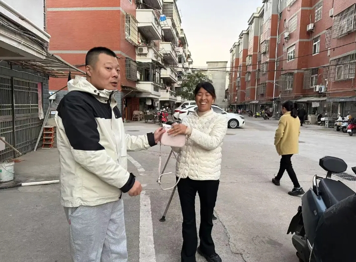 暖新聞 || 鄱陽(yáng)長(zhǎng)運(yùn)：車站傳遞溫暖 愛(ài)心接力送 “包” 歸